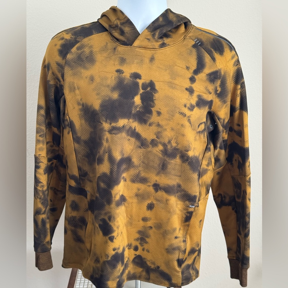 LULULEMON Textured Tech Hoodie - Diamond Dye Gold Spice Black

Men’s Small